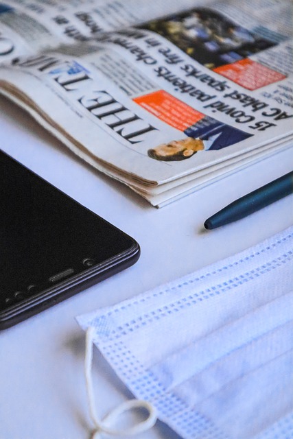 Periódico, teléfono móvil y mascarilla0 Periódico, teléfono móvil y mascarilla0